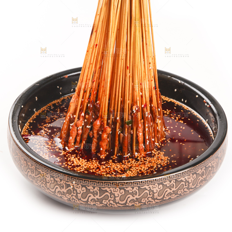 白底上的肉串