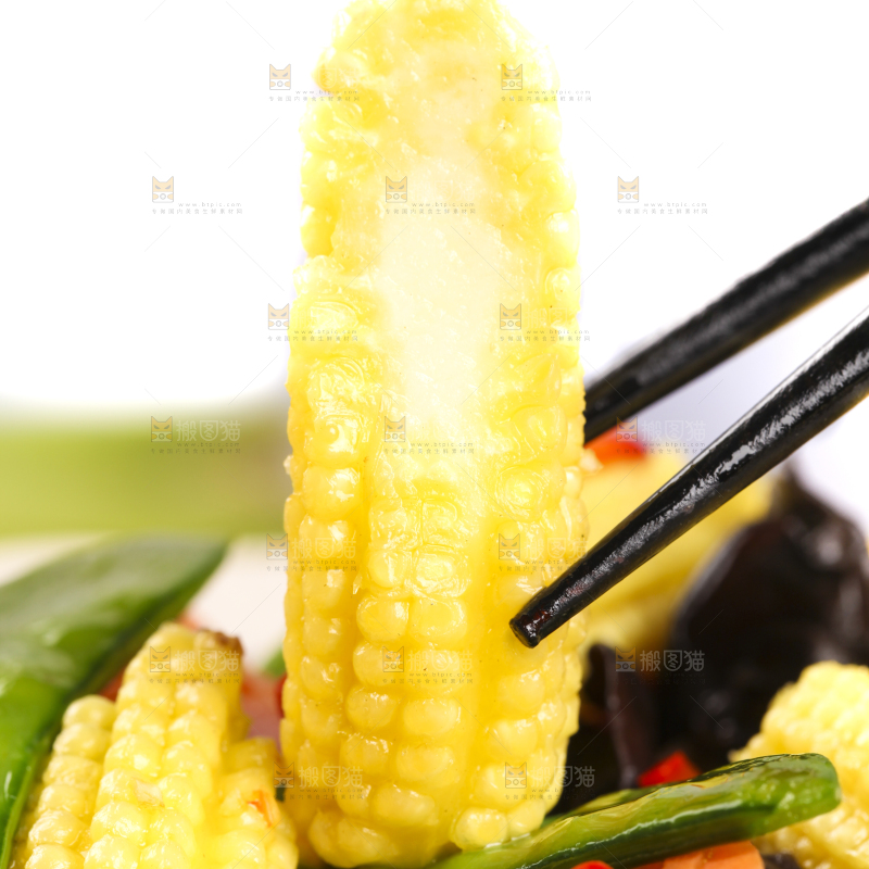 盘里装着玉米笋炒木耳