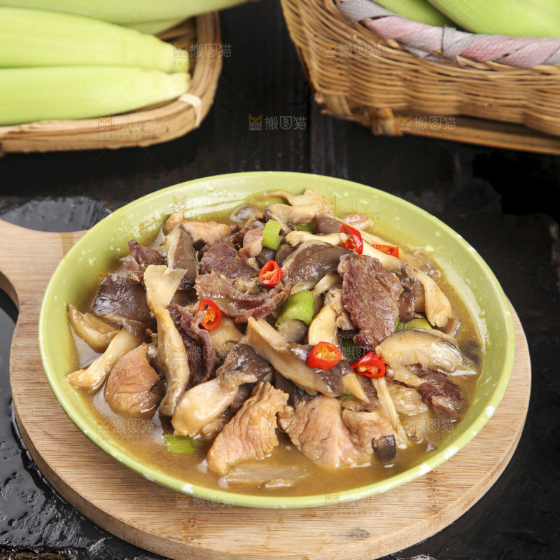 盘子里装着平菇炒肉