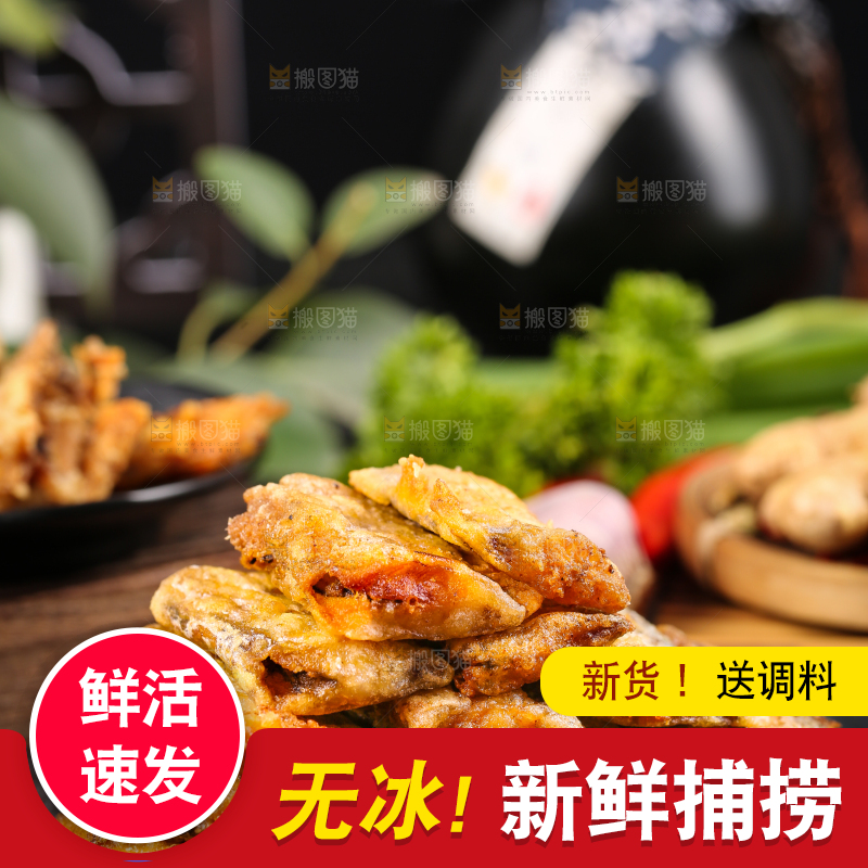 黑底上放着一盘油炸带鱼