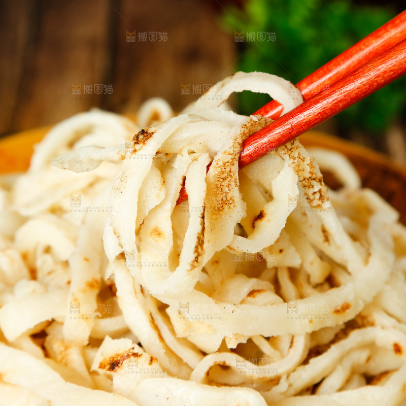筷子夹着煎饼丝