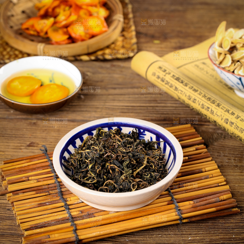碟子里装着茶叶