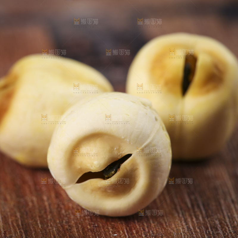 木板上放着干莲子