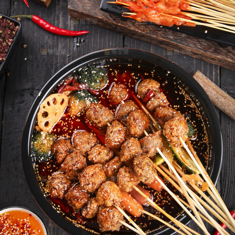 锅里放着牛肉丸串