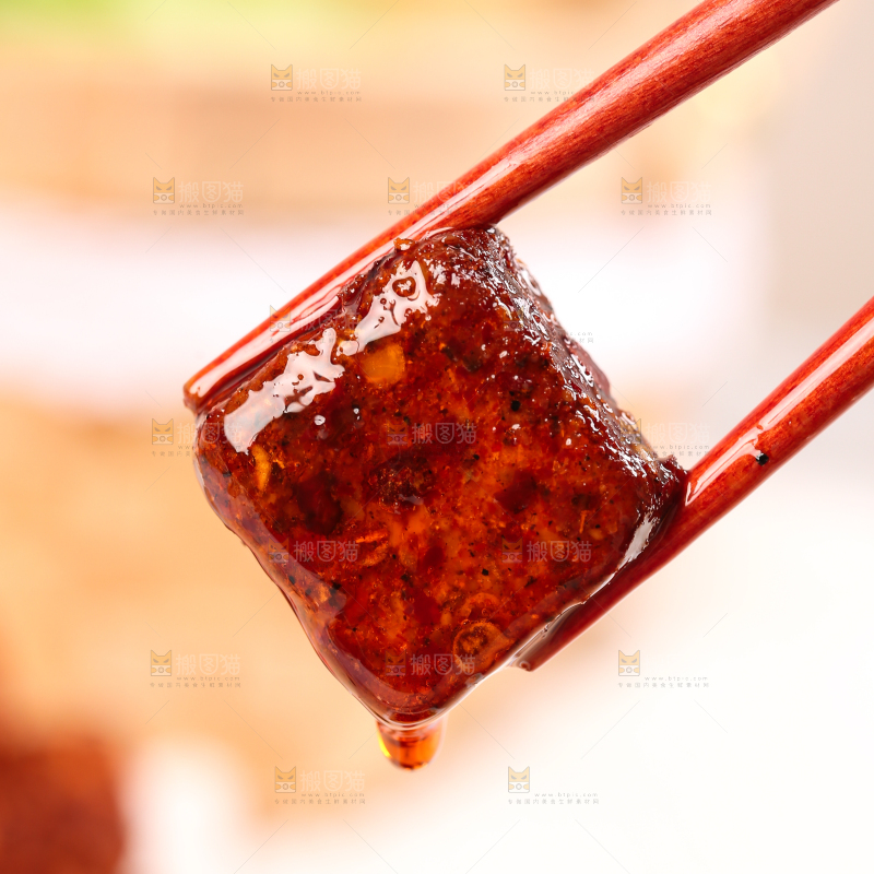 筷子上夹着红糖块