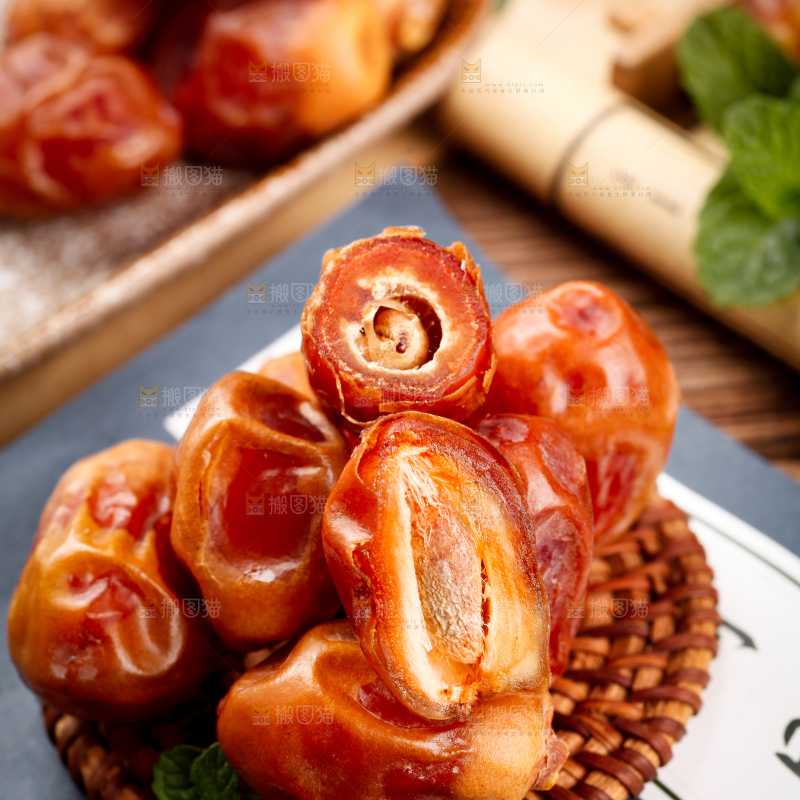 垫子上放着黄椰枣