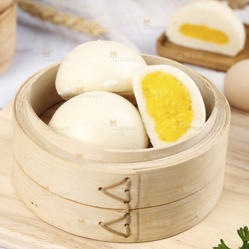 蒸笼里放着奶黄包