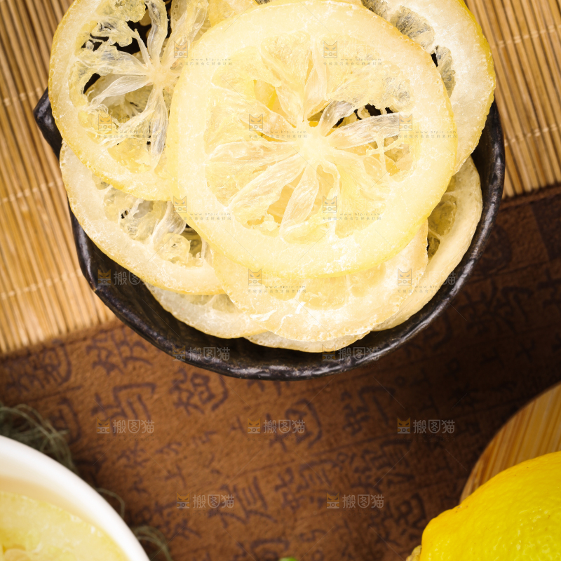 碗里装着干柠檬片茶