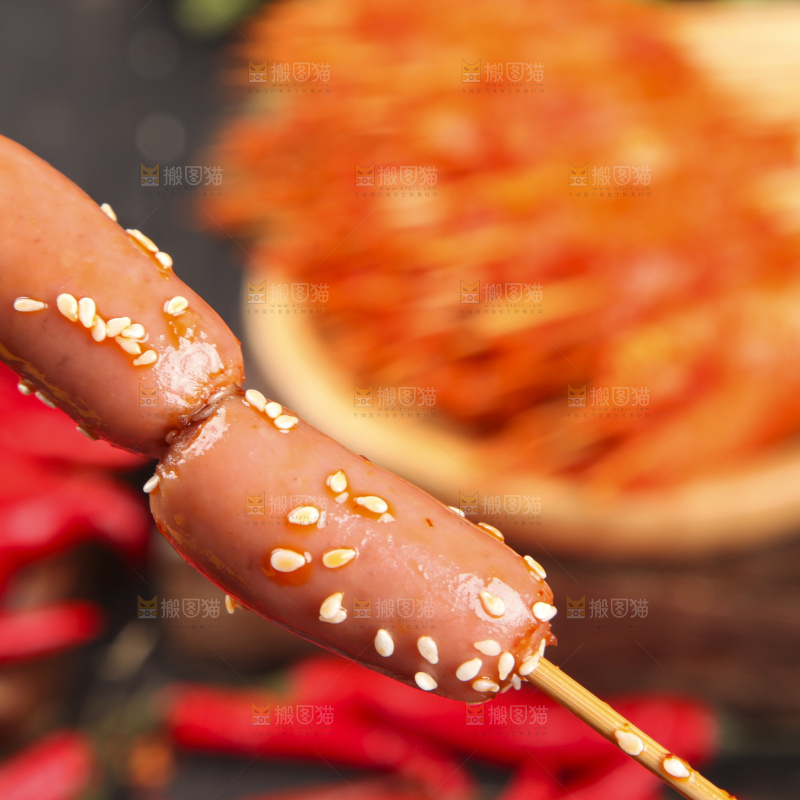 深底上放着脆皮肠串