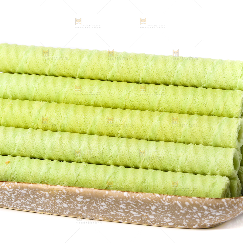 盘子里放着抹茶卷