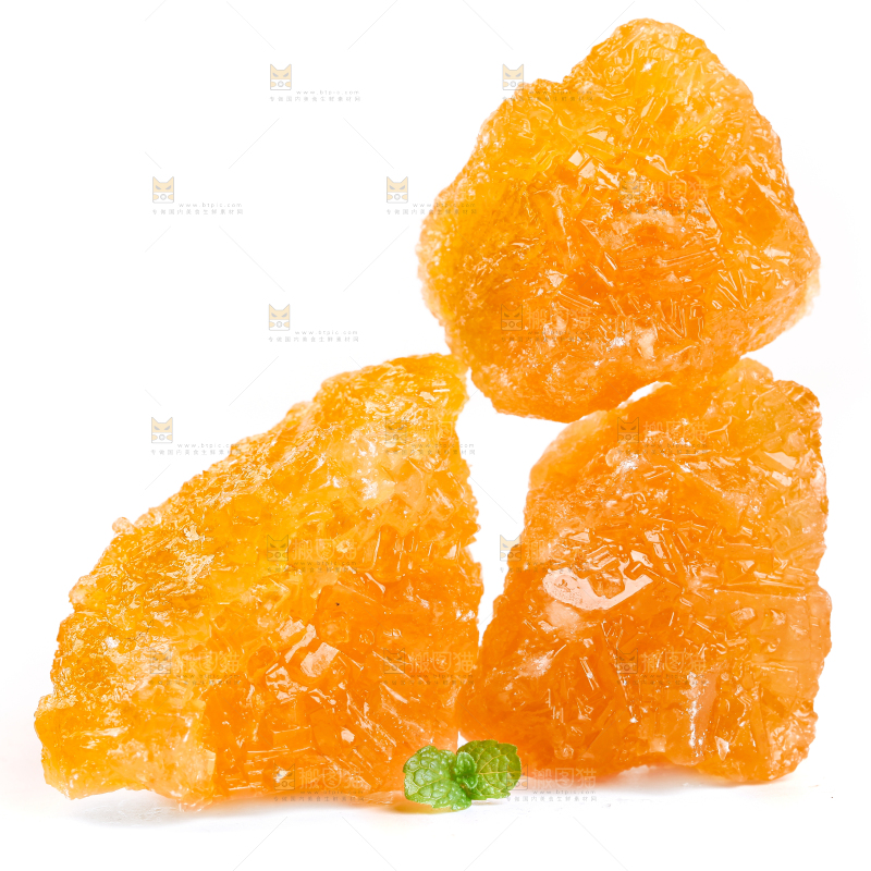 白底上摆放着黄糖块