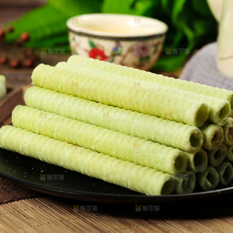 盘子里放着抹茶卷