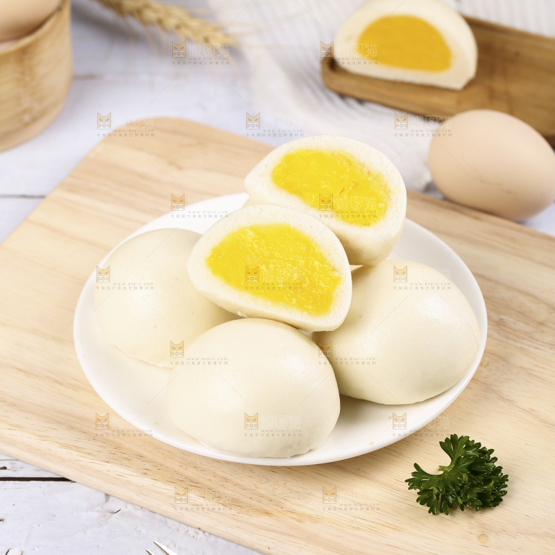 盘子里装着奶黄包