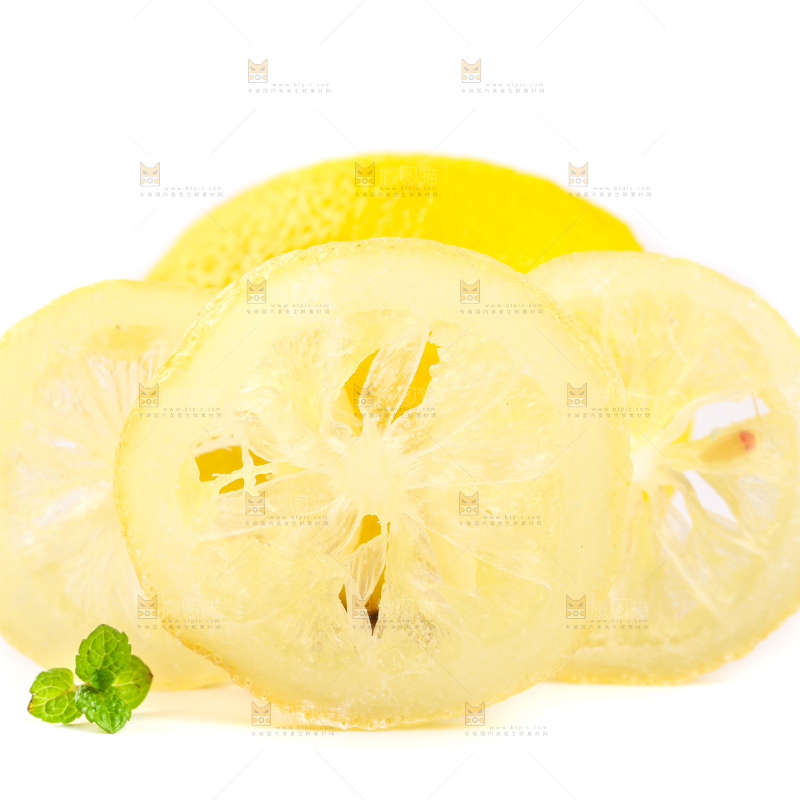 白底上放着干柠檬片