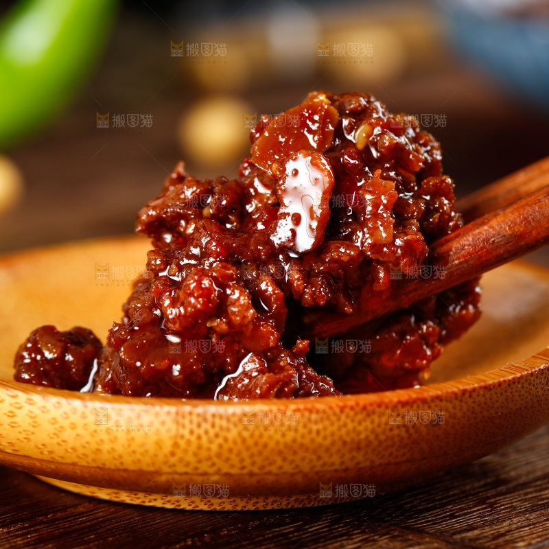 勺子里的牛肉酱