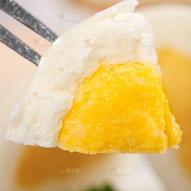 叉子上叉着广式奶黄包