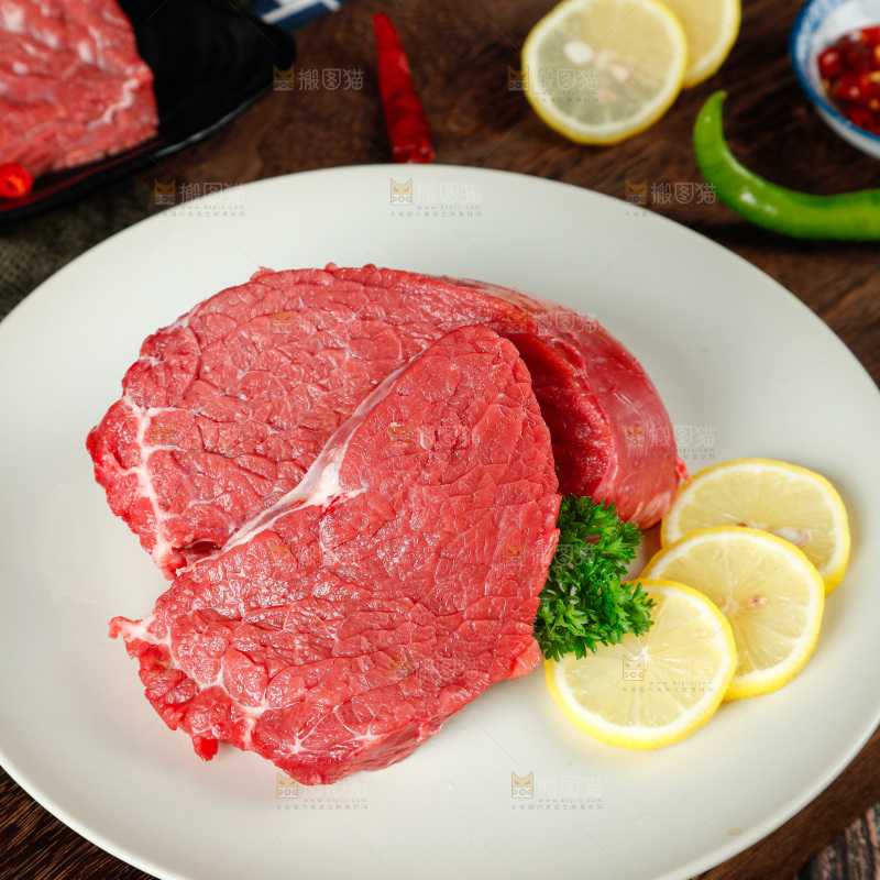 木底上放着一盘鲜牛肉