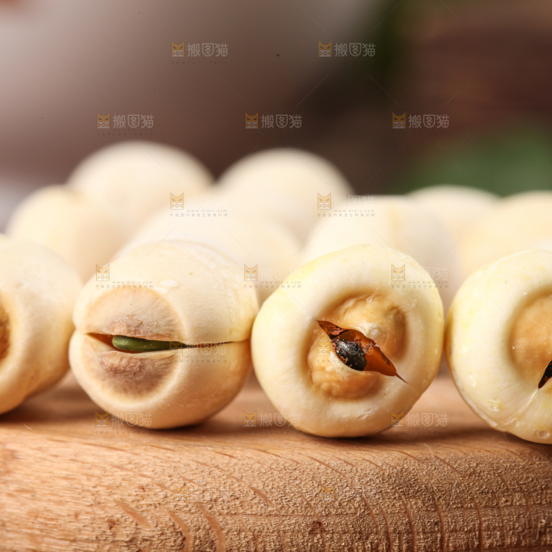 木板上放着九鲤湖白莲子
