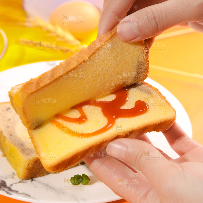 手拿吐司