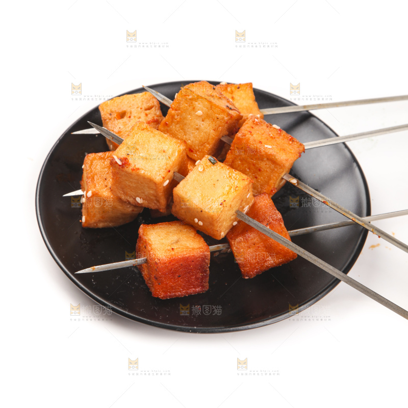 盘子里的豆腐串