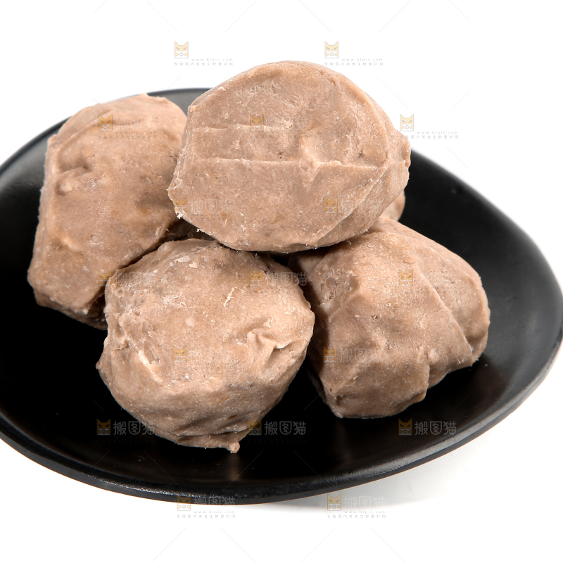 白底上放着一盘手工牛肉丸