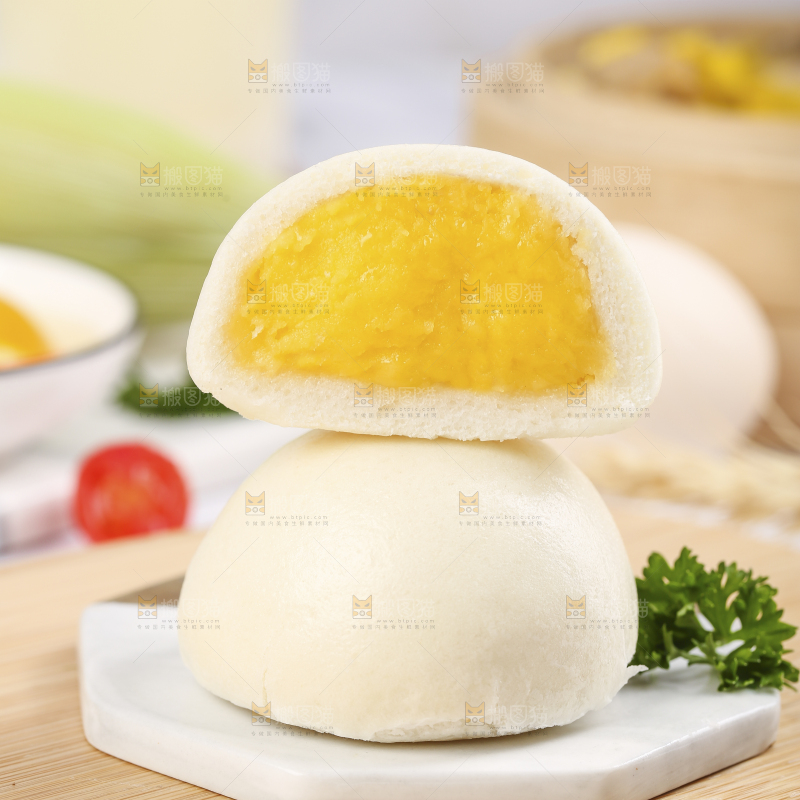 木板上放着奶黄馅包子