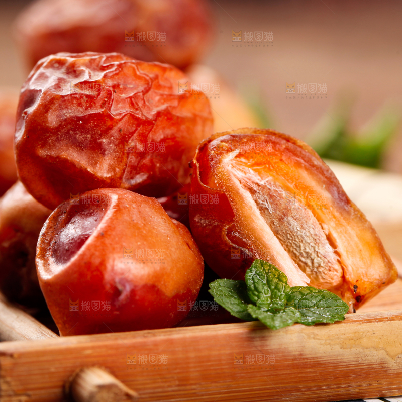 盘子里放着黄椰枣