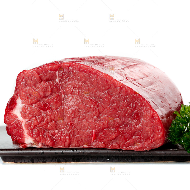 白底上放着一盘鲜牛肉