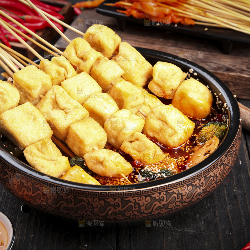 锅里泡着豆腐串