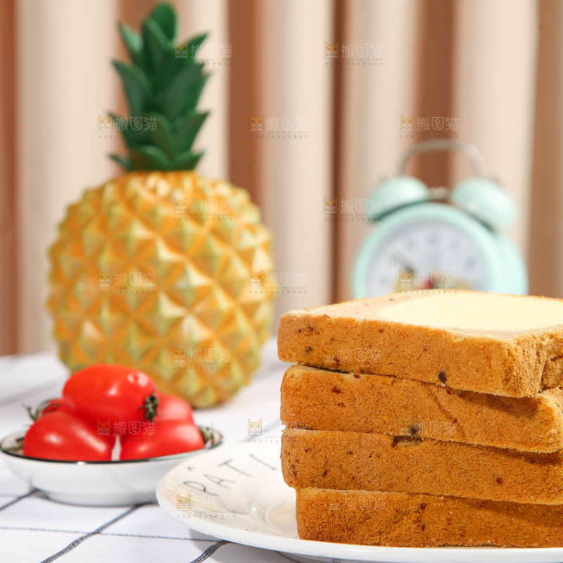 格子布上放着一盘吐司面包
