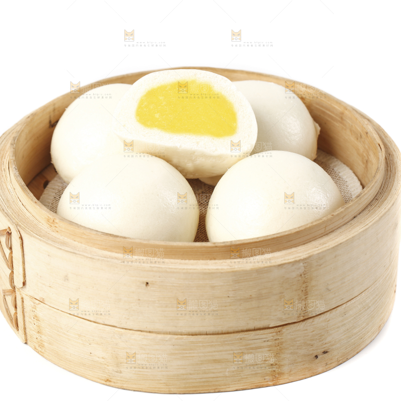 蒸笼里放着奶黄包
