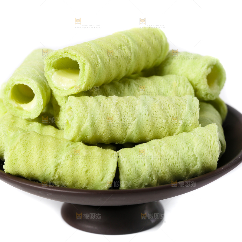 碟子里装着抹茶蛋卷