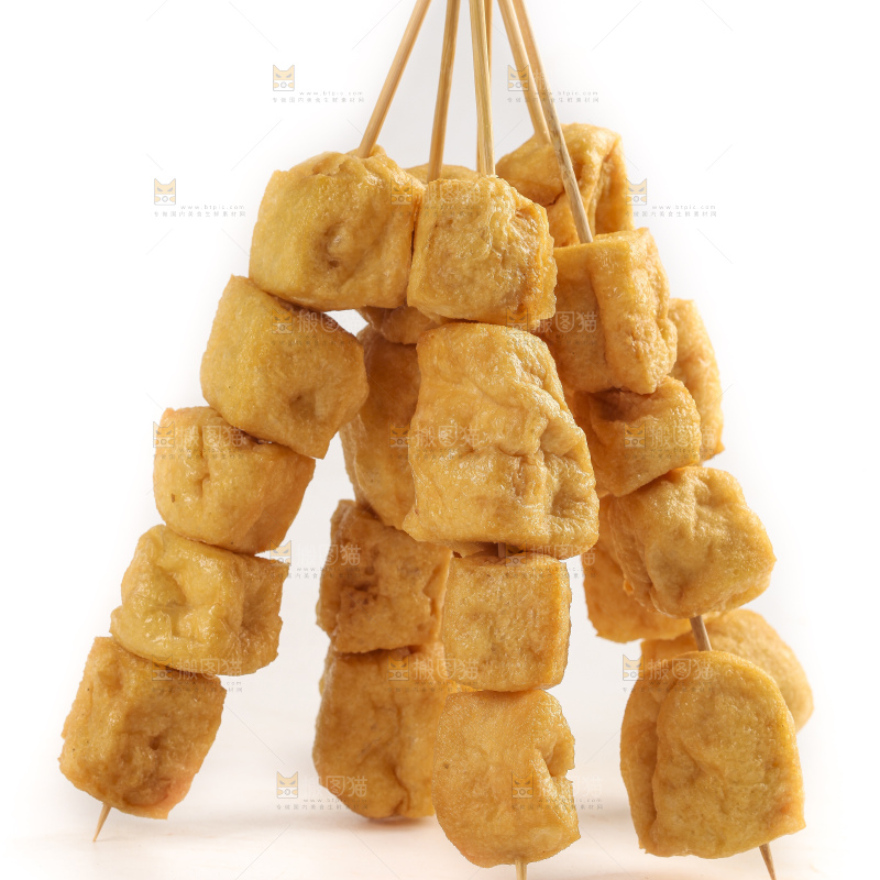 白底上的豆腐串