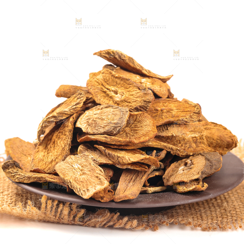 盘子里放着牛蒡根
