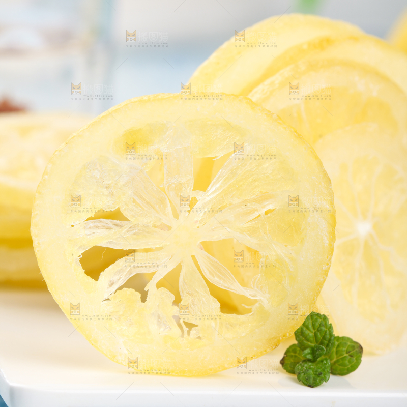 石板上放着干片柠檬干