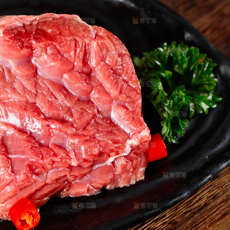 木底上放着一盘鲜牛肉