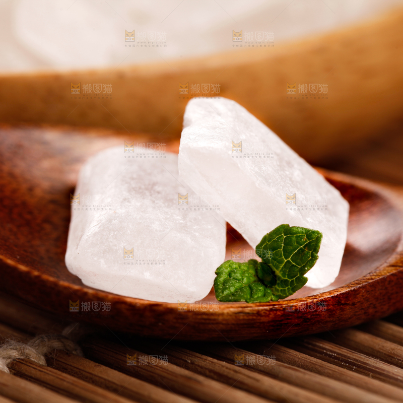 勺子上放着单晶冰糖