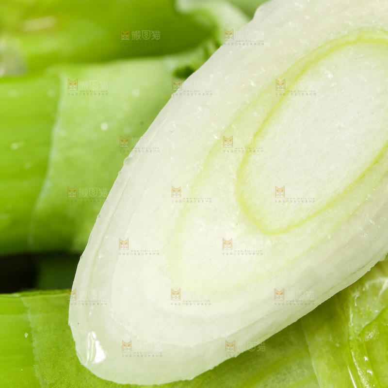 木板上放着切段的大葱