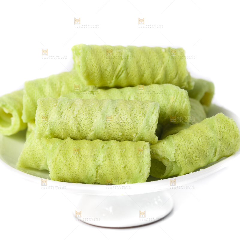 碟子里装着抹茶蛋卷