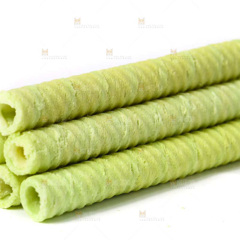 白底上摆放着抹茶卷
