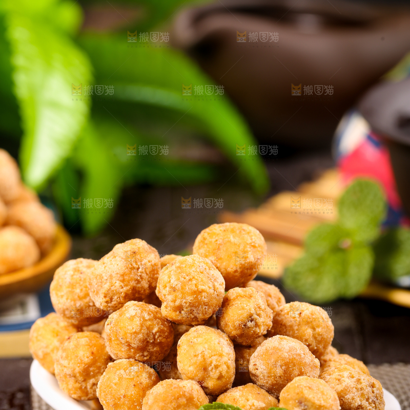 盘子里装着多味花生