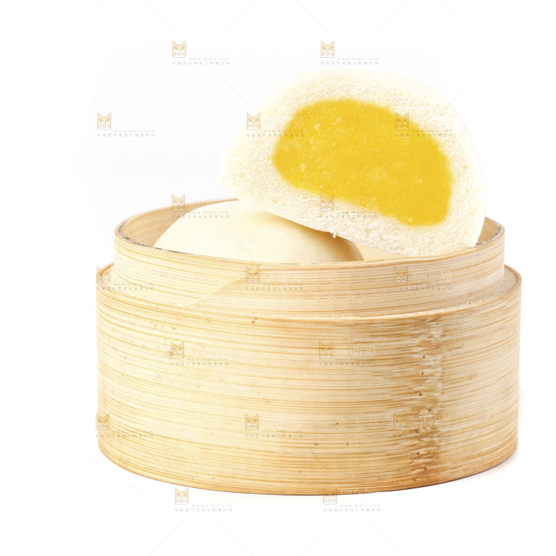 蒸笼里放着奶黄包