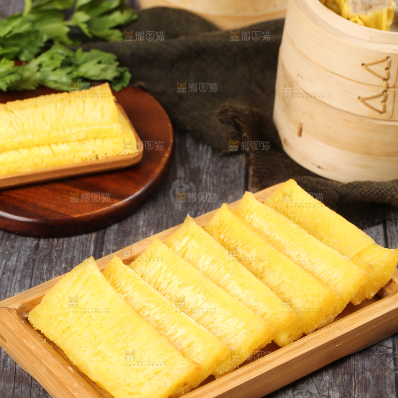 盘子里装着手工蒸糕