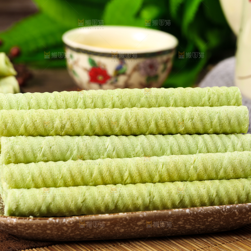 盘子里放着抹茶卷