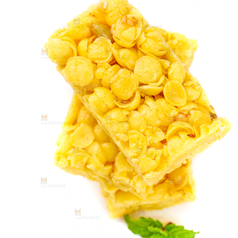 白底上放着玉米酥