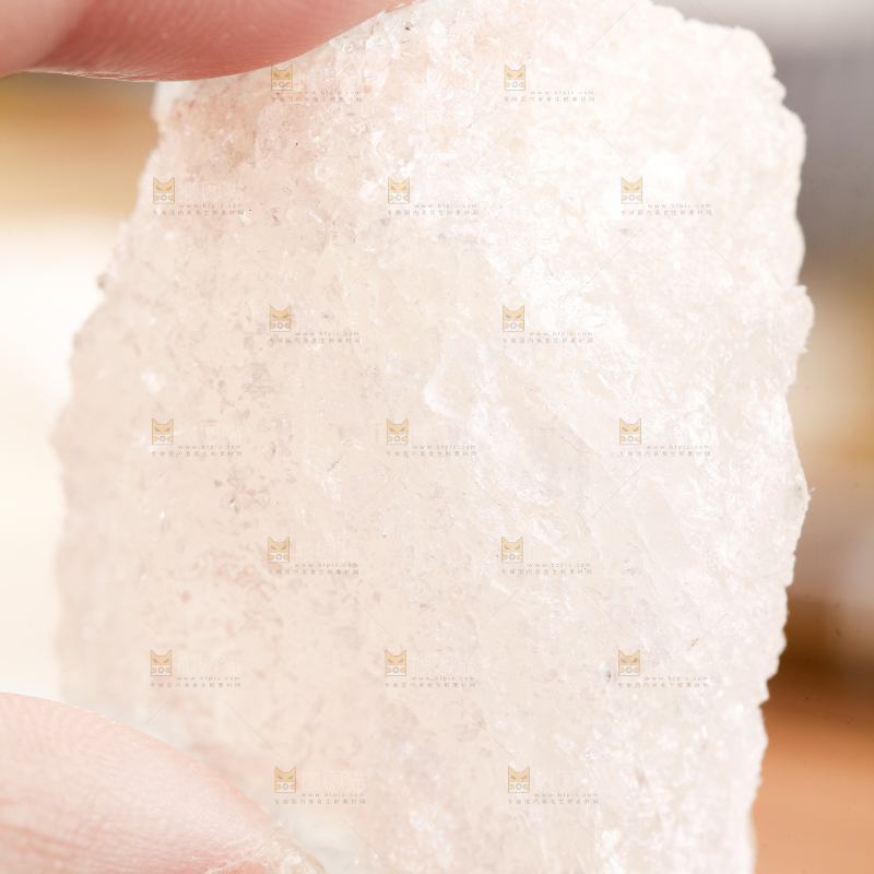 手里拿着多晶冰糖