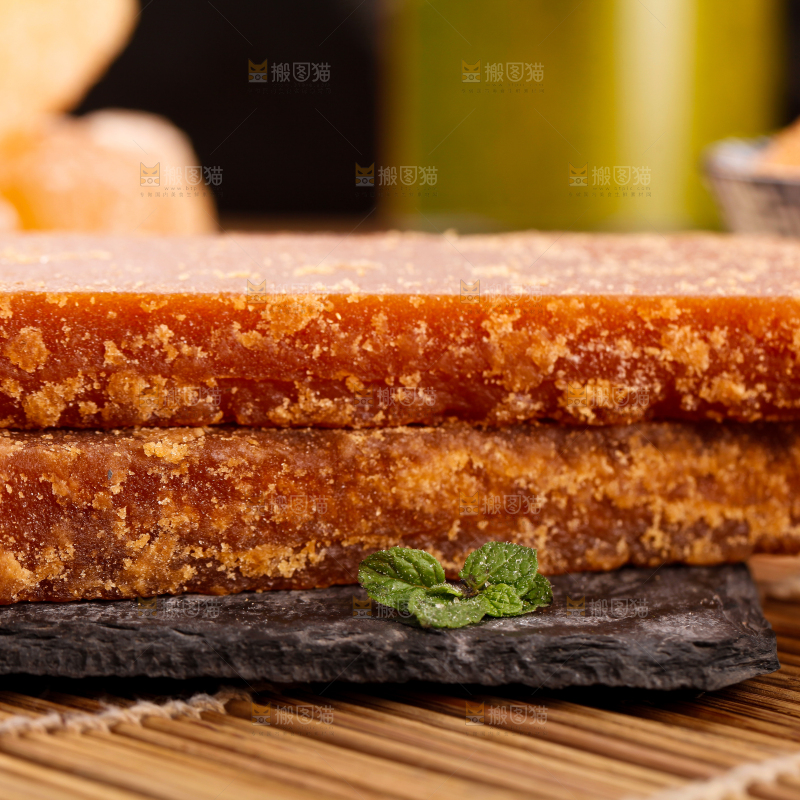 盘子里装着红糖块