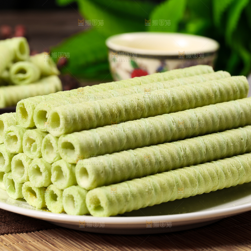 盘子里放着抹茶卷