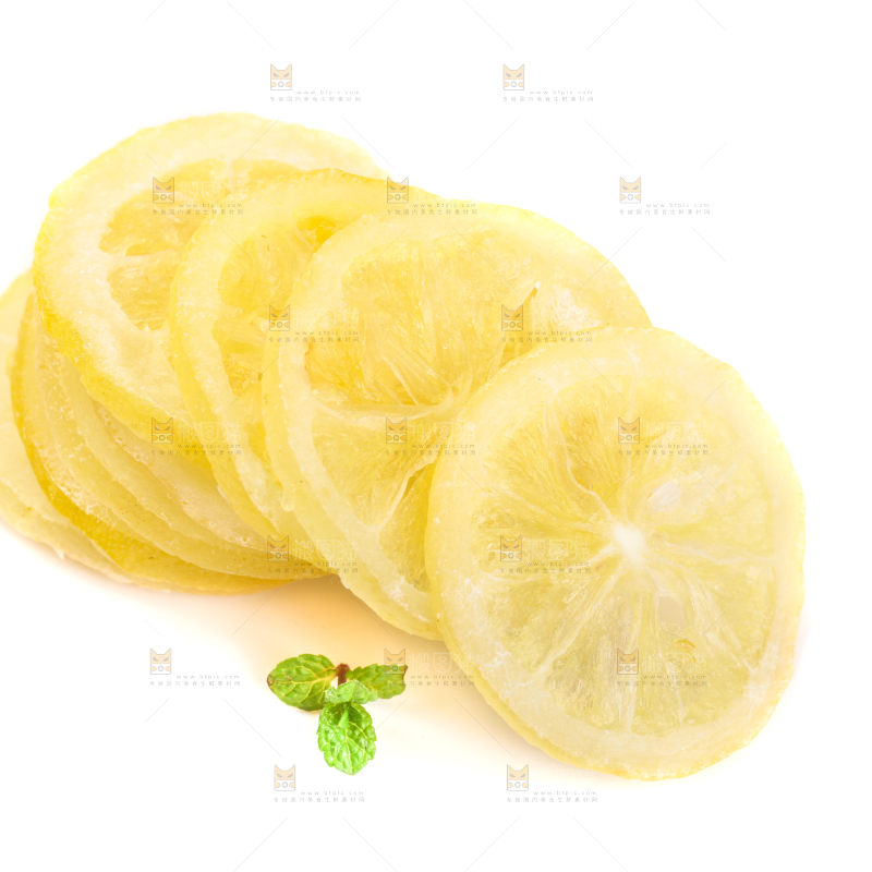 白底上放着干柠檬片