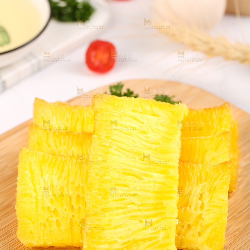 木板上摆放着椰汁黄金糕